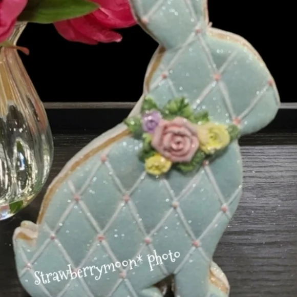 Blue Iced Gingerbread Easter Bunnny Cookie White lattice Resin Figure Decor New - Picture 3 of 7